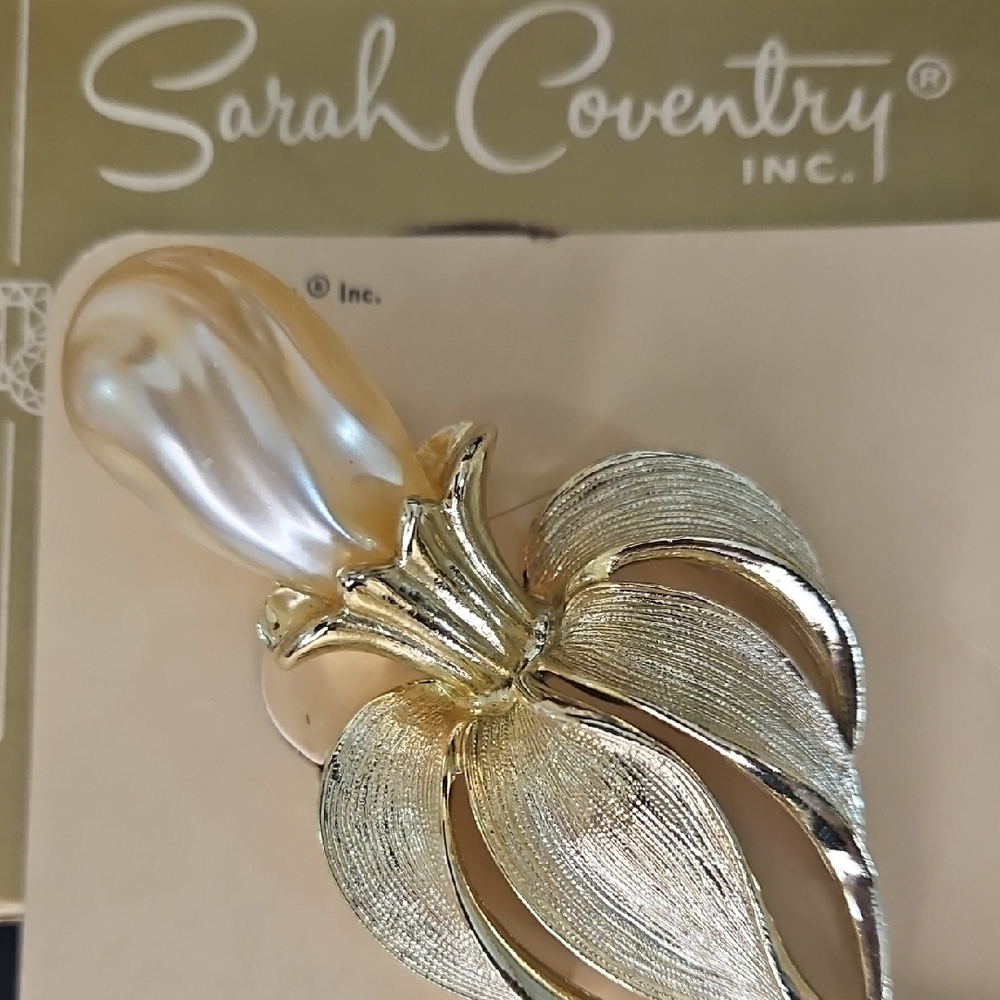 Sarah Coventry Goldtone  and Faux Pearl Cream Brooch MOC